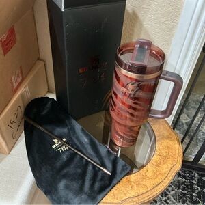 STANLEY 1913 TYLA TYGER QUENCHER
40OZ